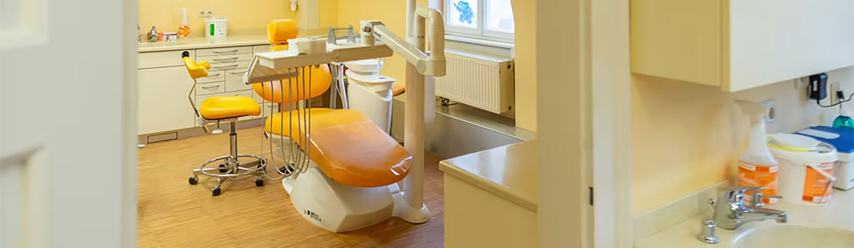 Behandlungszimmer in der Praxis fuer Kieferorthopaedie