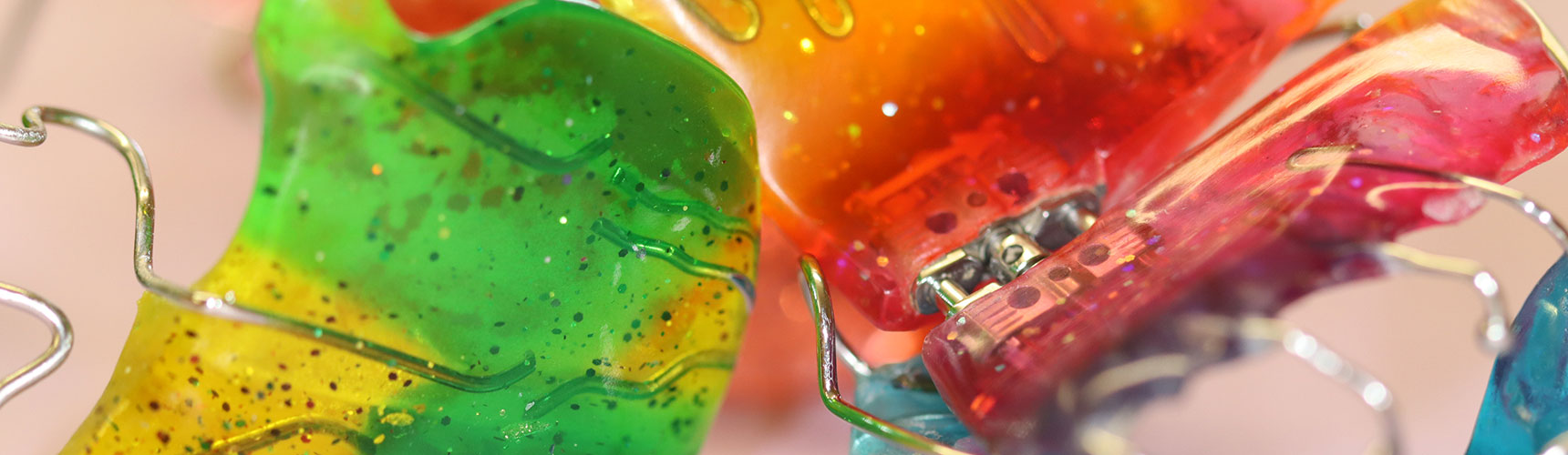 mehrere Zahnspangen im Detail