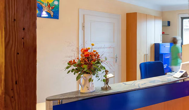 Empfangstheke im Eingangsbereich