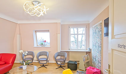 Wartezimmer in der kieferorthopädischen Praxis von Zahnspangenglück